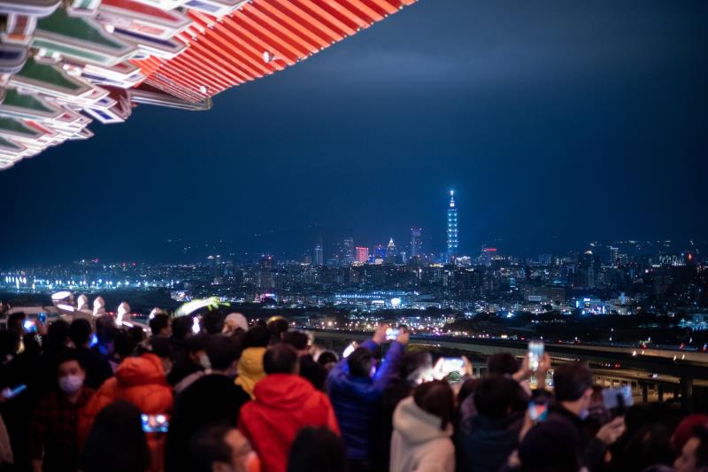 圓山大飯店跨年活動《穿越時空‧跨年派對》，在倒數時刻還能前往觀景台欣賞絢麗煙火。