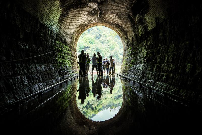 在三爪子隧道西口，利用水流設計「鏡面」，營造倒影美景的巧思。