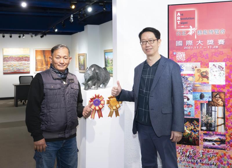1.台北新藝術博覽會執行總監鄭鈞元（右）與「2021國際藝術家大獎賽」獲得首獎及大會主席獎的台灣藝術家劉金德老師。