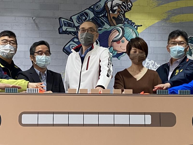 今(17)日泰山站fun舞空間啟動儀式，由謝政達副市長（左五）、桃園大眾捷運公司鄭德發總經理、文化局長龔雅雯（右三）與現場貴賓共同參與。