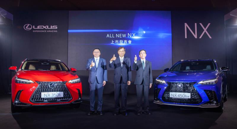 和泰汽車12月20日舉辦NX新車上市發表會(左起)和泰汽車蘇純興總經理、黃南光董事長、長沼一生執行副總經理等人一同合影。