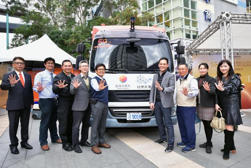 全台第一台透過5G網路運行的智駕車服務，團隊陣容包括台灣大、台塑汽車貨運、明志科大、臺灣大學以及iAuto艾歐圖科技，橫跨國內兩大企業、新創團隊、學術與技職人才的力量與資源。