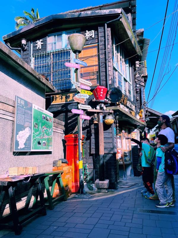來自平溪的吳明賢(右1)擅長跨域整合，他利用自己的「嘻哈平溪」的臉書平台，進行小旅行推廣及產地蔬果直銷，將長輩辛苦種植的農產品推銷出去.