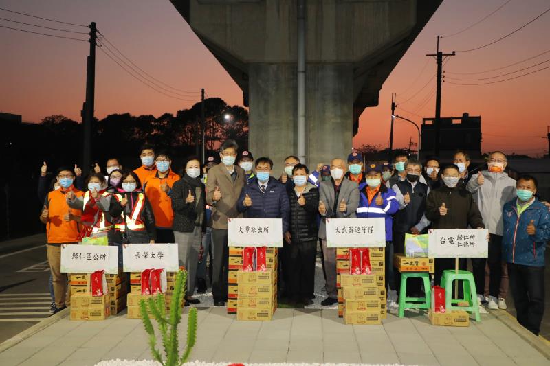 黃偉哲1月13日慰勞長榮大學周遭路燈巡檢人員.