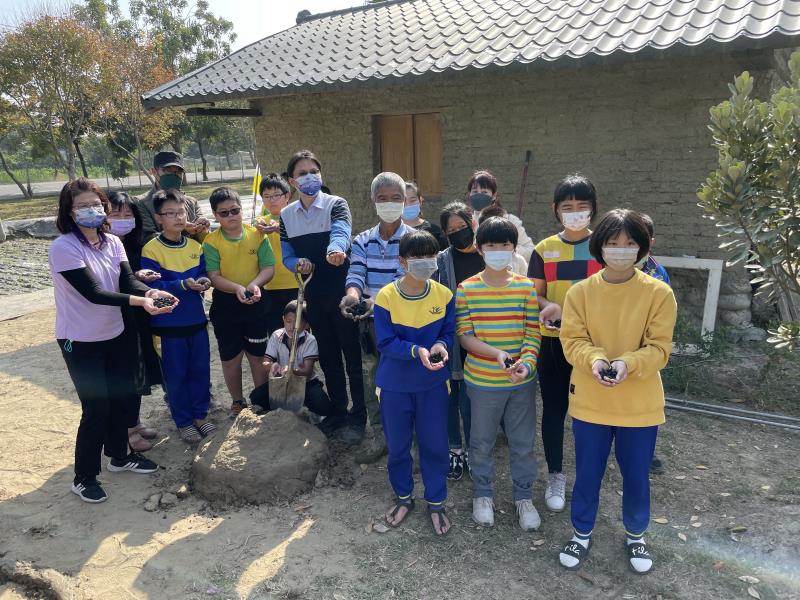 點殼成金，燒製菱殼炭讓學生驚呼連連。