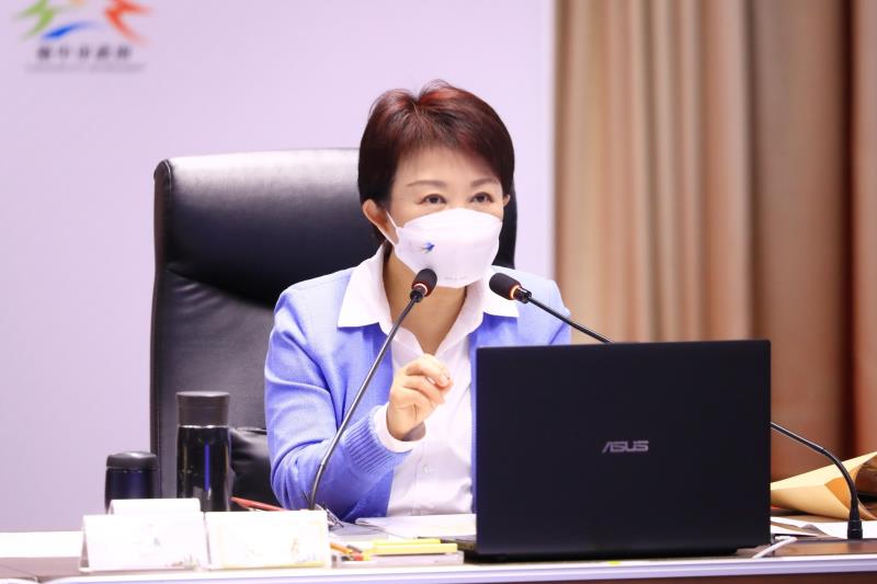 臺中市長盧秀燕在25日市政會議表示，市府春節服務不打烊，包括弱勢關懷、交通疏運、垃圾清運、1999市民一碼通專線、健康服務、防疫措施等持續執行。