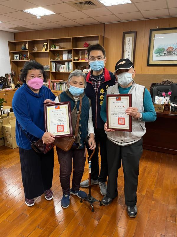 企業家蘇俊忠捐贈六甲行善團基金，由父親蘇清輝與母親蘇陳玉峰親自送達六甲區公所。