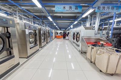 潔衣家擁有超過5,000坪全自動科技化的洗滌工廠，使用SGS認證的洗劑外，透過電腦自動化流程系統，是全台唯一可以提供洗滌生產履歷的品牌。