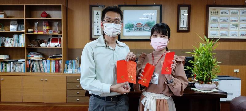 臺南市六甲區公所26日發表今年的特製紅包，運用在地資源落羽松、火鶴花、稻米等元素。