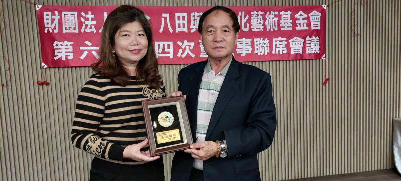 新北市台南同鄉會理事長陳月嬌（左）致贈感謝牌匾給黃清山（右）