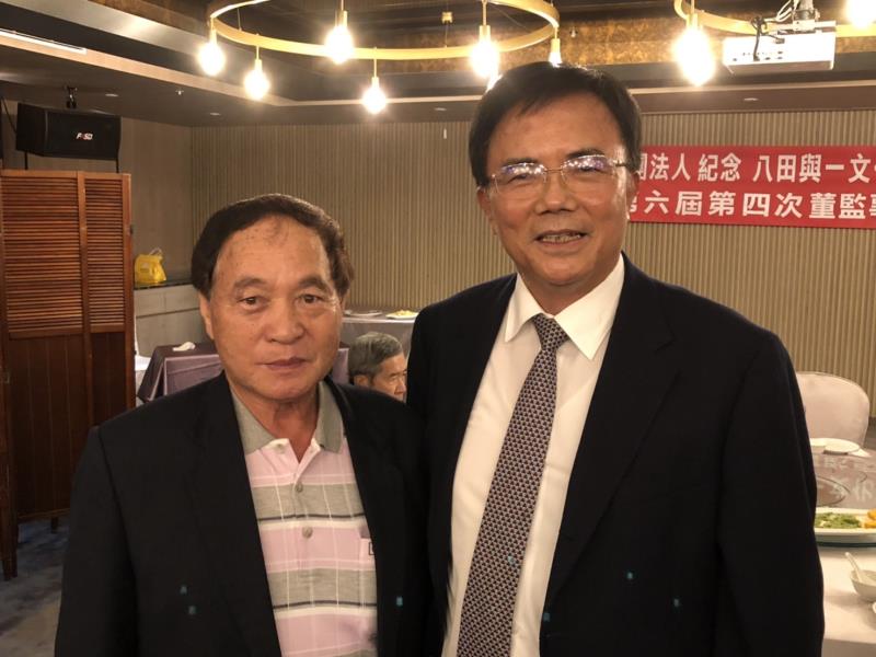 法務部次長蔡碧仲（右）也特別蒞臨會場致意。左為基金會董事長黃清山。