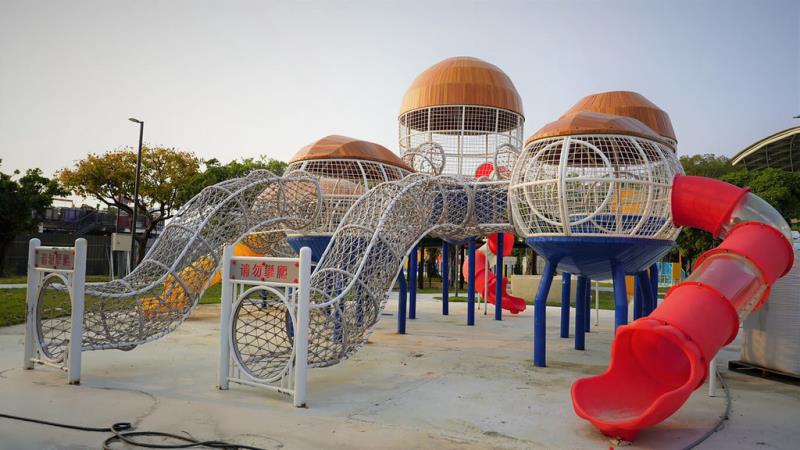 高雄市前鎮區的「中油海洋天堂」親子共融公園，目前已完成主要遊具裝設、草皮鋪設，預計4月完工啟用。（賴瑞隆提供）