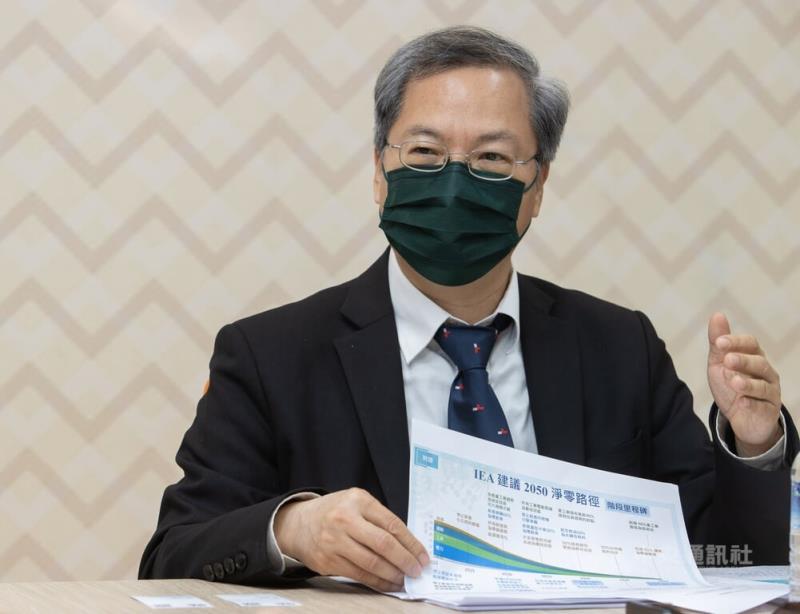 國發會主委龔明鑫表示，淨零排放路徑將以2030年作為分界，前期執行可行的減碳措施、落實既有再生能源規劃，並積極投入能源技術研發，只要這階段基礎打好，2030年後隨著相關技術發展成熟、製程優化以及再生能源占比攀高，便可邁向2050淨零排放的目標。中央社記者謝佳璋攝