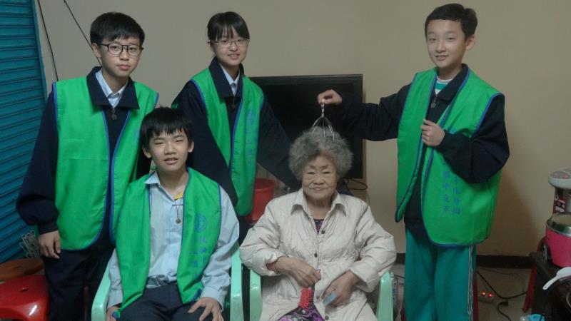 菁英童軍洪英碩(後排左一)投入世代志工服務，為泰山區長者帶來溫暖。