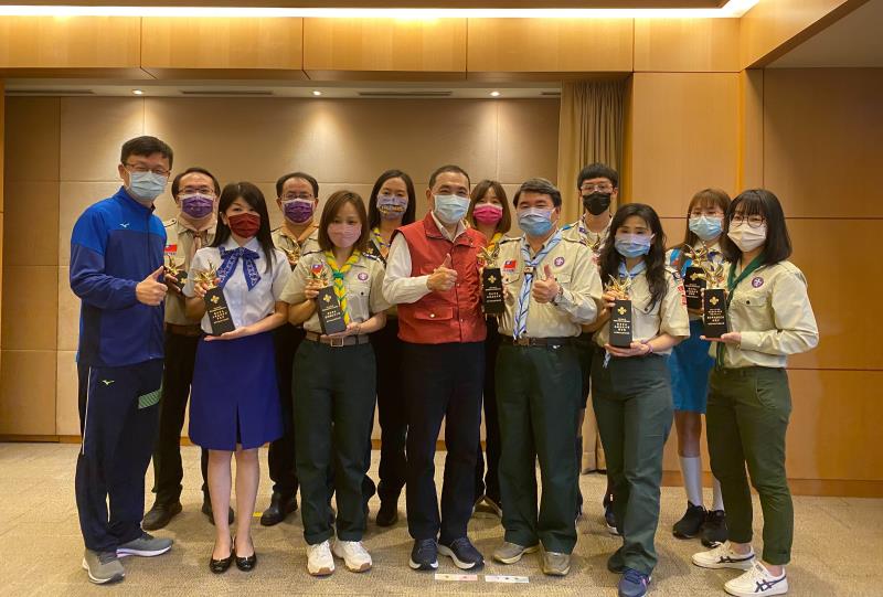 童軍績優獻獎，左2起光華國小洪中明校長、三民高中呂逸萍老師、昌隆國小張照壁校長。