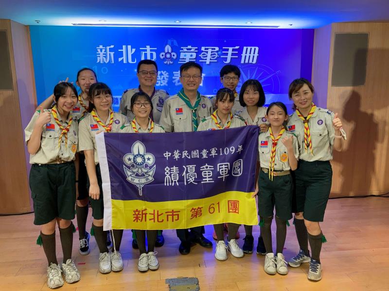 重慶國中張乃若老師(右1)自93年起帶團至今，重慶童軍團多次榮獲童軍總會績優童軍團。