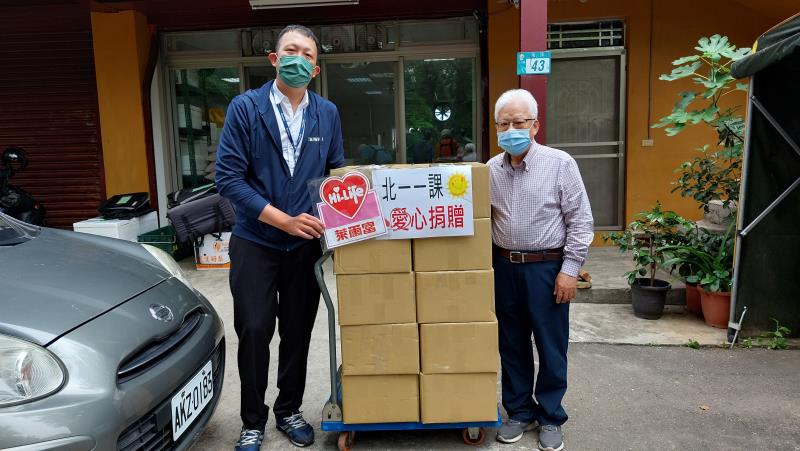 萊爾富北一門市管理部區經理林俊成（左）代表捐贈1千份御飯糰  由新生活促進會顧問楊.