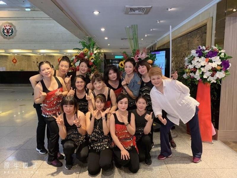 金龍國小開設有氧舞蹈課程，幫助新住民學員身心平衡(資料照).