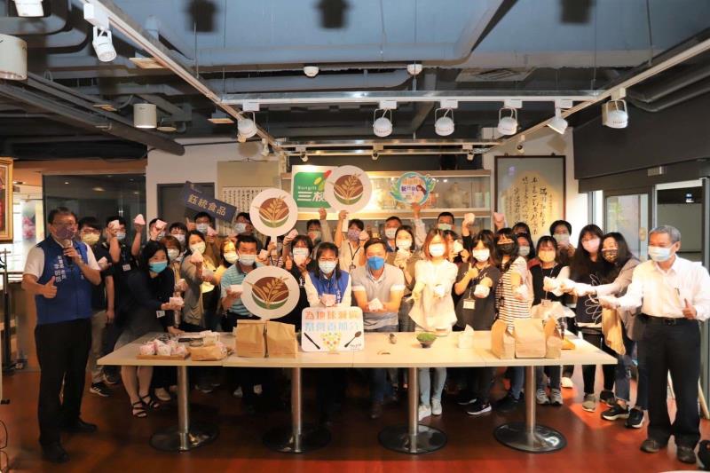 5月3日鈺統公司於縣府咖啡廳進行植物肉的展示與介紹，現場大合照。