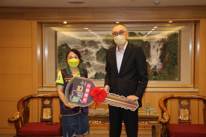 安桂獅子會長陳細蟬代表捐贈 ，由謝政達副市長代收。
