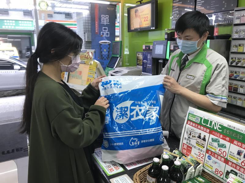 台灣大車隊集團旗下潔衣家五月份推出超商寄櫥百元優惠，透過55688 APP即可預約。