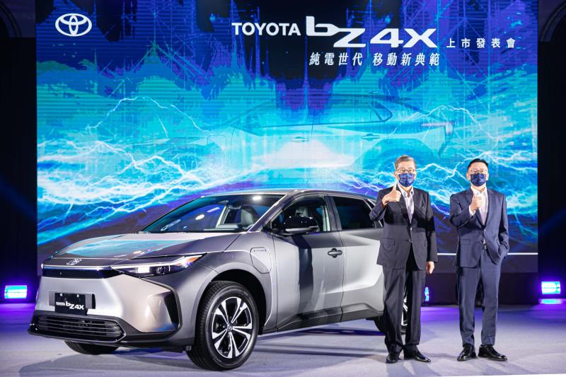 TOYOTA舉辦 bZ4X上市發表會，和泰汽車黃南光董事長(左)與蘇純興總經理(右)親自出席。