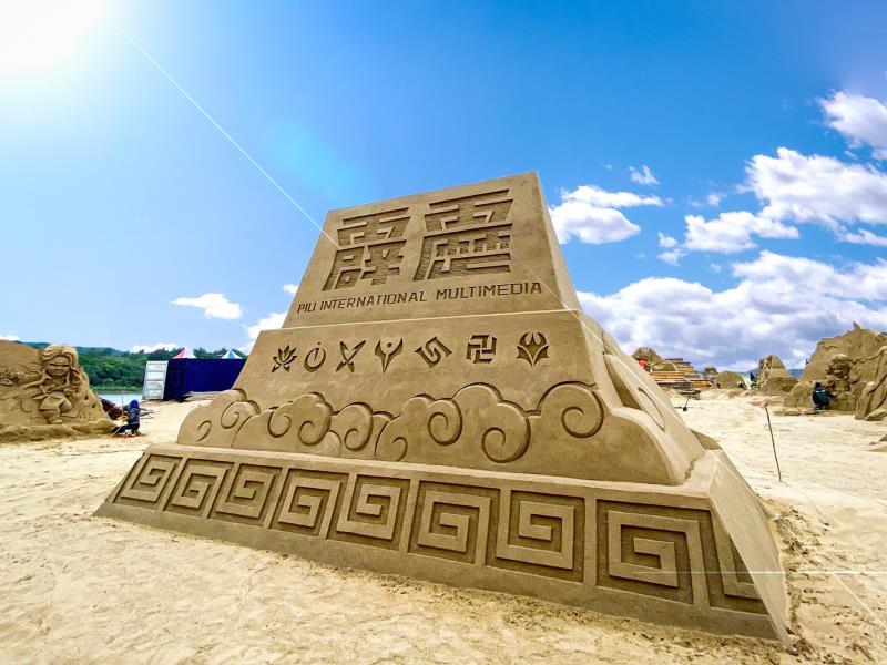 2022福隆國際沙雕藝術季登場 ，今年與「霹靂國際多媒體」合作，打造【霹靂傳奇‧掌中天下】沙雕季主題，將台灣布袋戲文化融入沙雕藝術之中。