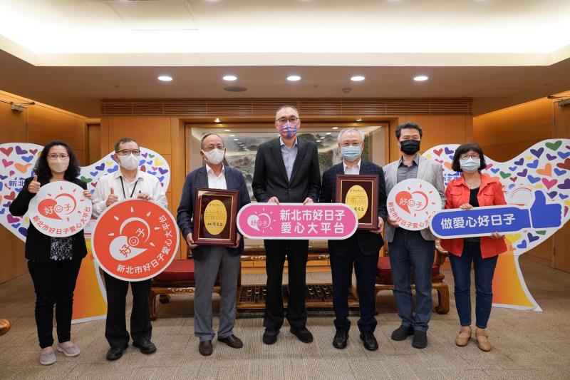 新北市商業會理事長賴瑞昌（左3）和不動產公會理事長廖志鴻（右3）   合力代表捐贈200萬.
