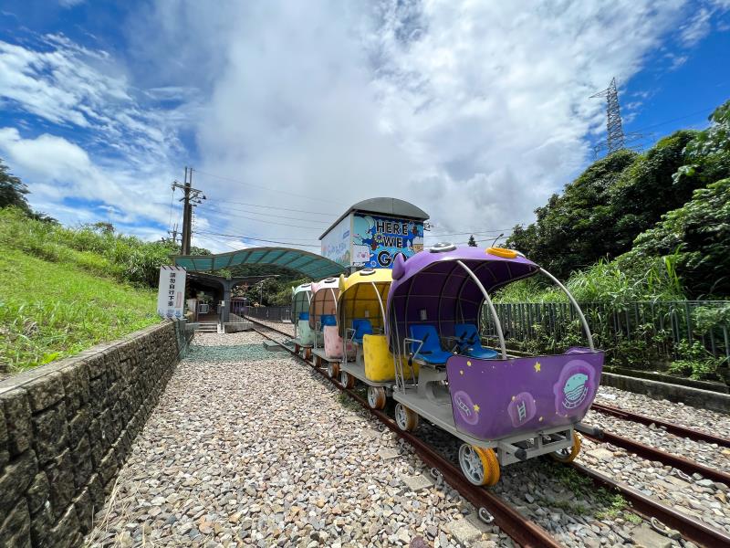 騎乘可愛的河豚車出發，1.3公里的旅程體驗多種享受。