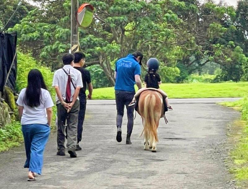 秧悦騎馬趣-與家人朋友前往「台灣兒童發展協會馬匹輔助教育中心」，學習騎馬，嘗試馬背上的英姿，隨你挑選適合自己的馬匹，有教練陪伴同行安全無慮。