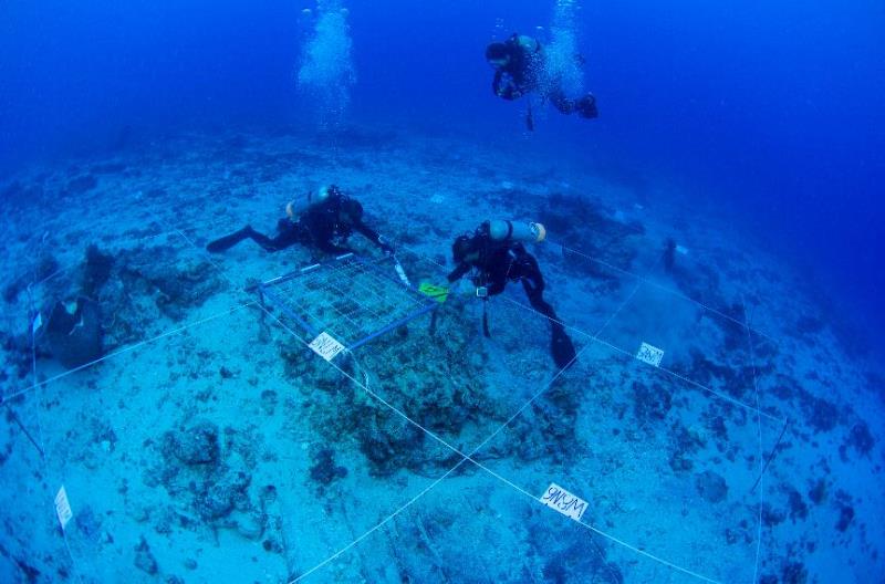 綠島一號沉船遺址，考古人員進行測量與記錄工作