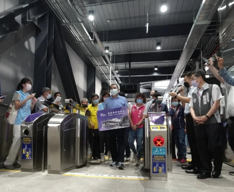 新北市長黃偉哲首次啟用捷運泰山站自動收費閘門.