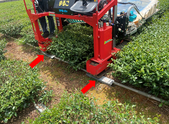 灌溉水管上方放置C型鋼可避免灌溉管路毀損。