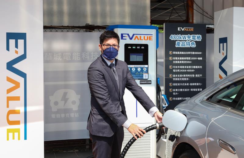 華城電能執行長許逸晟示範最高功率480kW充電樁實車充電.