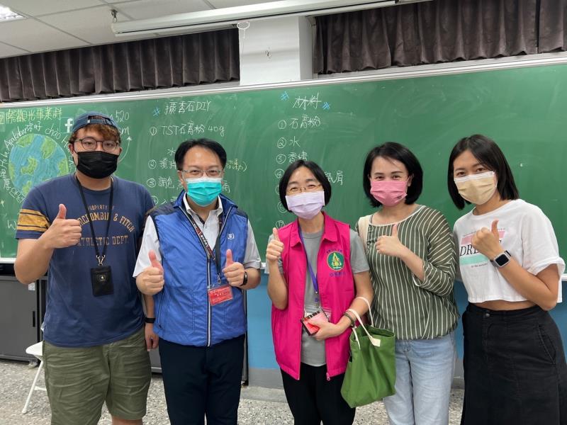 6月30日調任至松山區的區長游竹萍(左三)與普林思頓高中新移民課程規劃團隊合影。