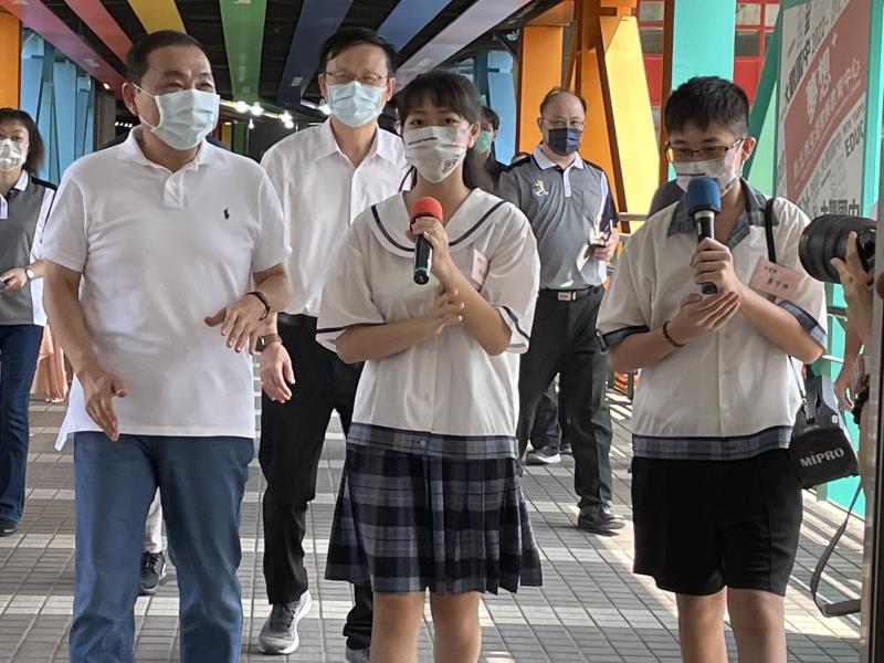 由學生向市長侯友宜介紹全國首座生涯發展教育中心與適性發展的理念。