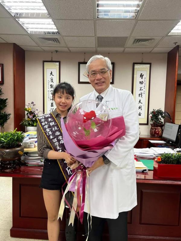  抗癌鬥士李欣恬(左)前往台北榮總，致謝北榮院長陳威明(右) 再造她的新人生。