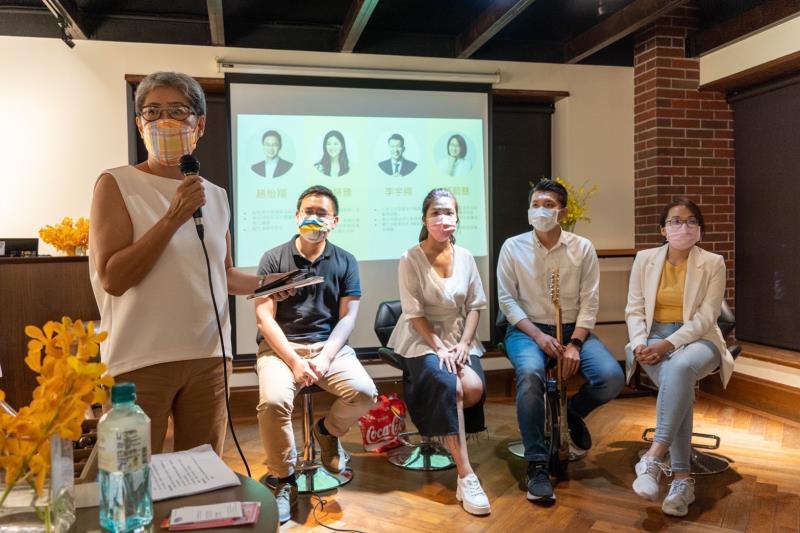 關注公共事務參與永續發展，永續台灣基金會董事張振亞(左一)，邀請優秀青年進行心得分享。