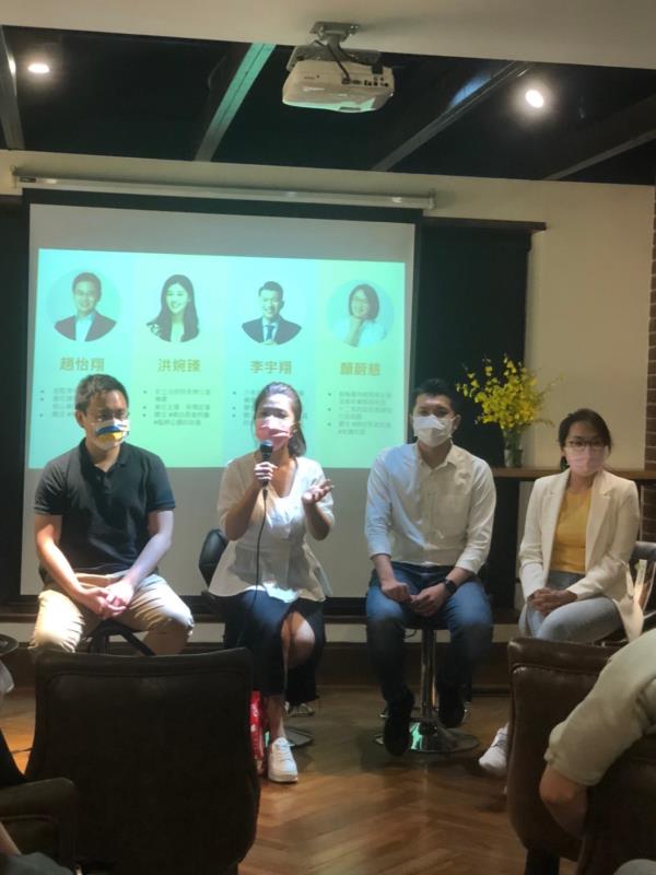 (左起)趙怡翔、洪婉臻、李宇翔、顏蔚慈等四位青年朋友與在場與會人士分享青年參與公共事務的意義與重要性。