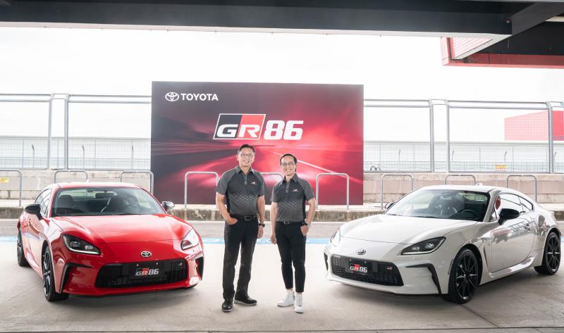 TOYOTA GR86上市發表會，和泰汽車蘇純興總經理(左)及TOYOTA車輛營業本部劉傳宏本部長(右)一同合影。
