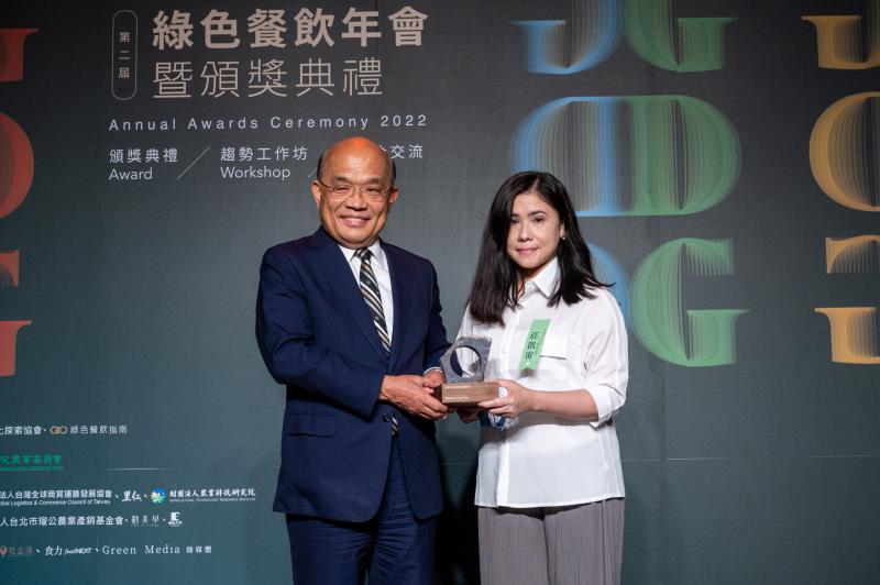 行政院長蘇貞昌頒發年度最佳營運獎給Thomas Chien天才餐飲事業集團.