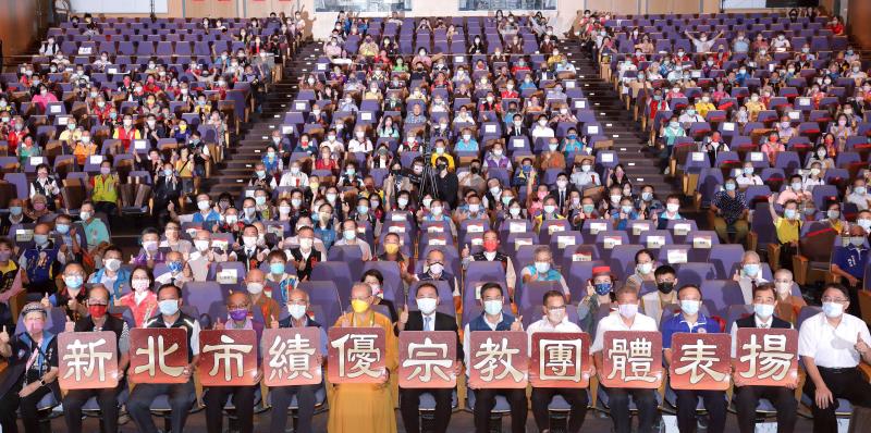 新北市政府今(25)日舉辦績優宗交表揚大會大合照。