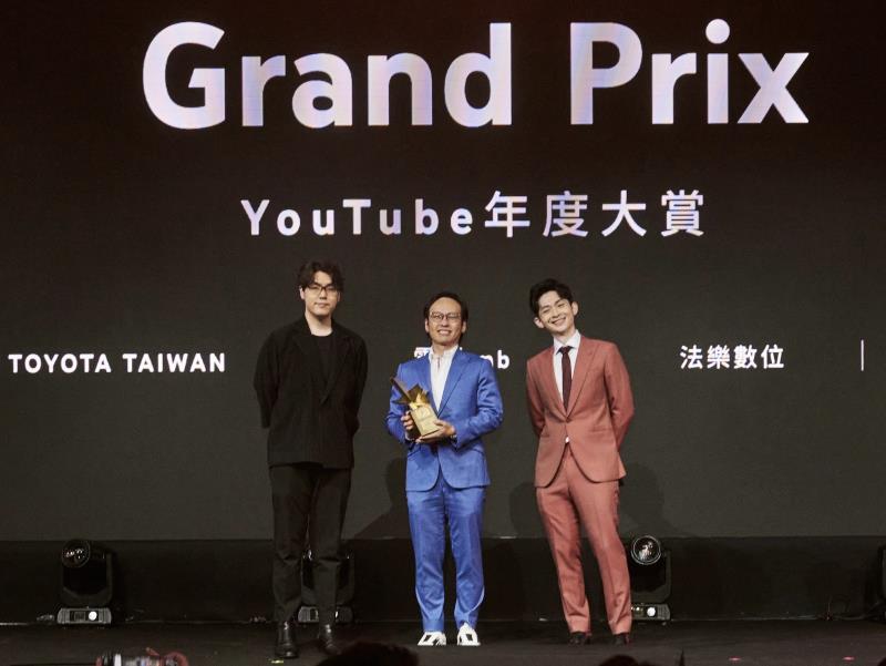 和泰汽車TOYOTA車輛營業本部劉傳宏本部長(中)於2022 YouTube年度盛會上，同時抱回「最佳媒體綜效獎」與「YouTube年度大賞」

