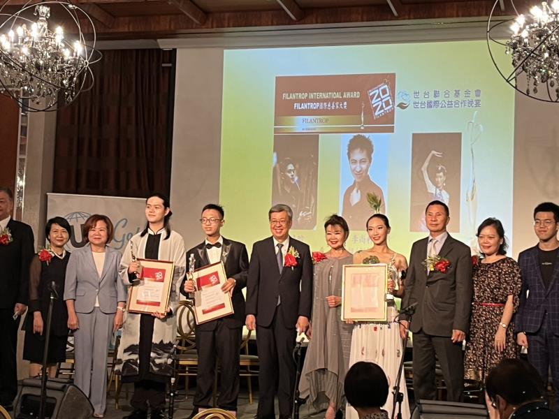 前副總統陳建仁2日出席世台聯合基金會公益晚宴，頒獎給參與FILANTROP 國際慈善家身心障才藝大賽的台灣得獎者，現場貴賓合影。