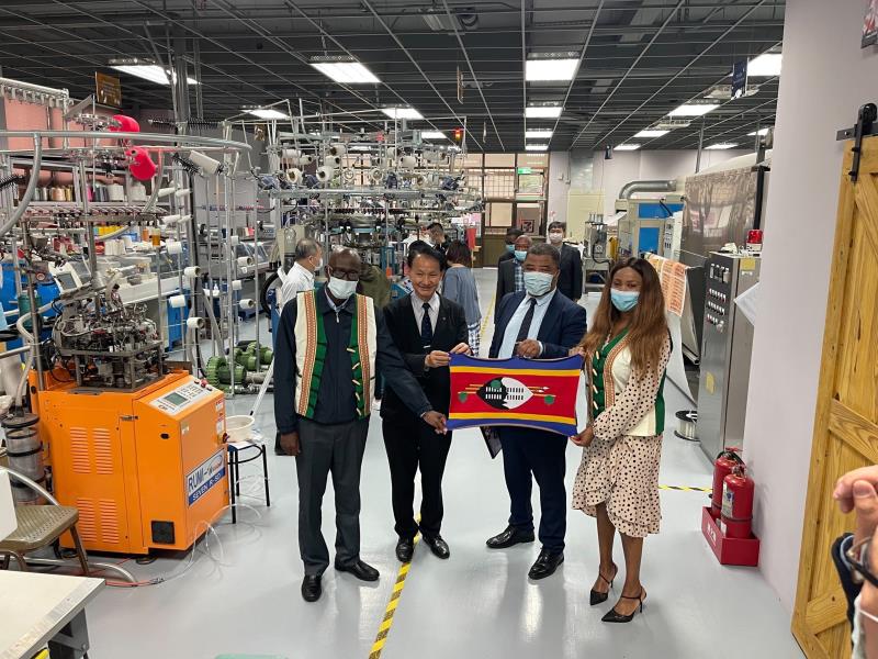 亞東科大黃茂全校長與貴賓於機能時尚紡織品類產線基地製作國旗紡織品合影