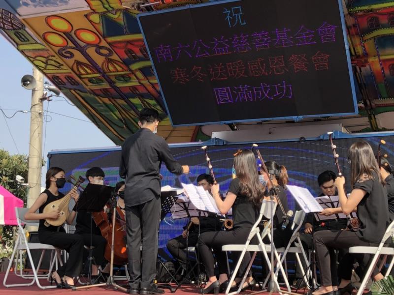 寒冬送暖活動由南藝大國樂社學生帶來一首首輕妙的組曲。