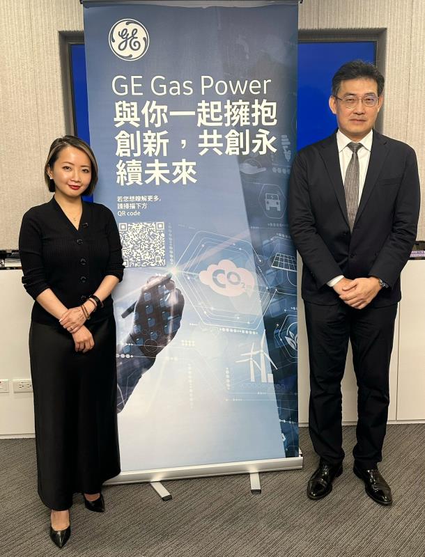 GE Gas Power 台灣區銷售總經理吳大安(圖右)與GE政府暨公共事務總監王珮馨(圖左).