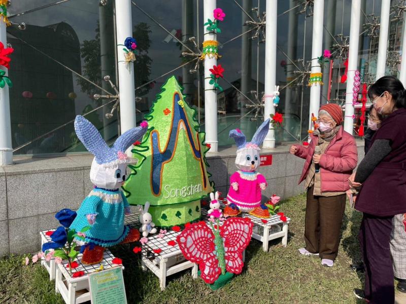 松山區公所槿艷繁花鉤織樹衣展 聖誕送溫暖