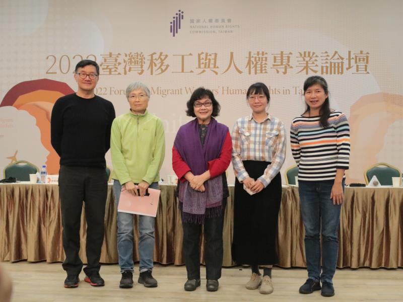 會中同時邀請政治大學社會工作研究所教授兼所長王增勇、桃園市家庭看護工職業工會秘書長黃姿華、柏拉罕共生照顧勞動合作社理事主席林依瑩，從社福長照角度參與對談。