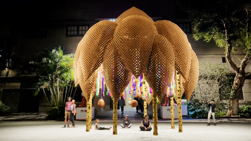「源展區」作品包含藝術家王文志以「竹」創作7公尺高的竹編藝術空間作品「我們在這」，編織出多元文化融合與新住民堅定之心志。（圖取自2023台灣燈會官網）